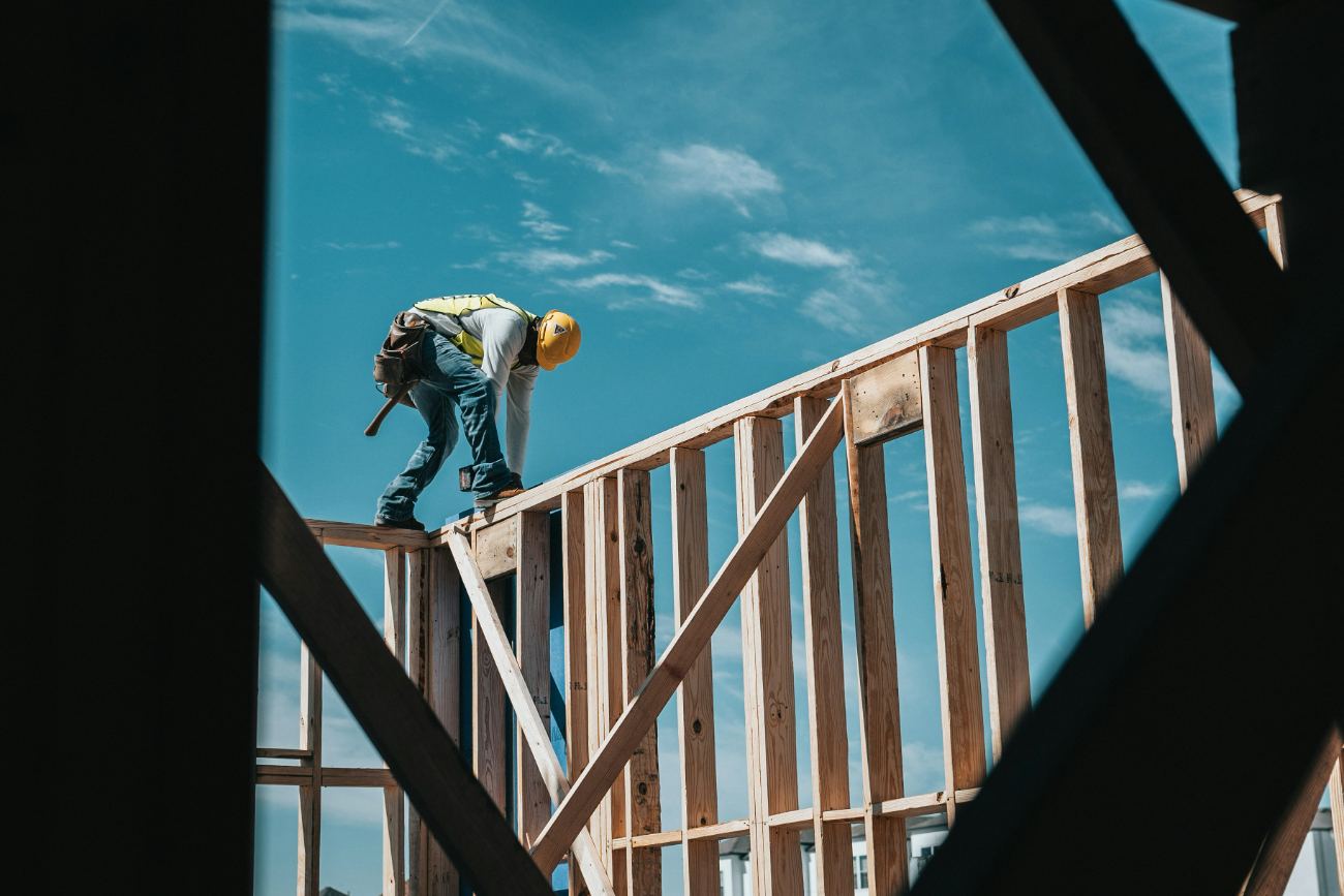 Trabajador en una estructura de construcción